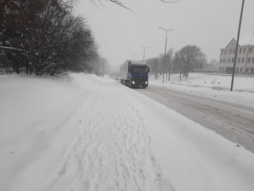 Kolejny atak zimy w regionie radomskim. Pada śnieg, dramatyczna sytuacja na drogach. Zobacz raport na bieżąco