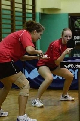 Izabela Godlewska (na pierwszym planie) oraz Aleksandra Mozdyniewicz swój mecz deblowy wygrały 3-2, mimo iż przegrywały już 0-2 Fot. Maciej Zubek