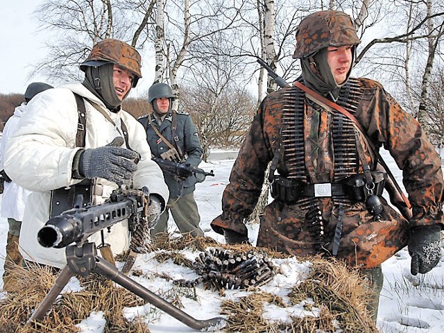 Miłośnicy militariów na ubiegłorocznym zlocie. Pogoda wtedy dopisała.