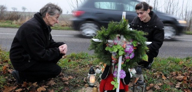 Krzyż stoi pomiędzy Ogardami i Lipimi Górami. Obok kilka palących się świeczek. &#8211; Od śmierci syna ogień nie zgasł ani razu &#8211; mówi z płaczem Marianna Mazurkiewicz. Na zdjęciu z babcią chłopca.