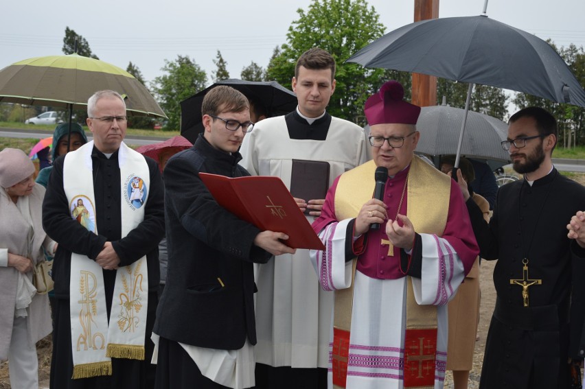 Nowa parafia jest wydzielona z części dotychczasowych...