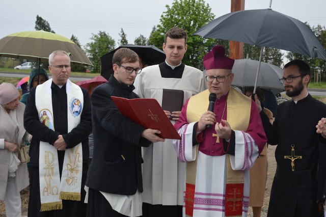 Nowa parafia jest wydzielona z części dotychczasowych parafii św. Jacka w Opolu i  Matki Bożej w Opolu-Gosławicach.