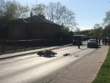 Wypadek motocyklisty w Pilicy. Uderzył w tył samochodu. Na miejscu interweniowało pogotowie