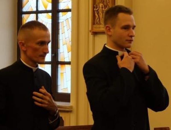 Pięciu kleryków Wyższego Seminarium Duchownego w Kielcach przyjęło strój duchowny. Mszę odprawił biskup Andrzej Kaleta [ZDJĘCIA]