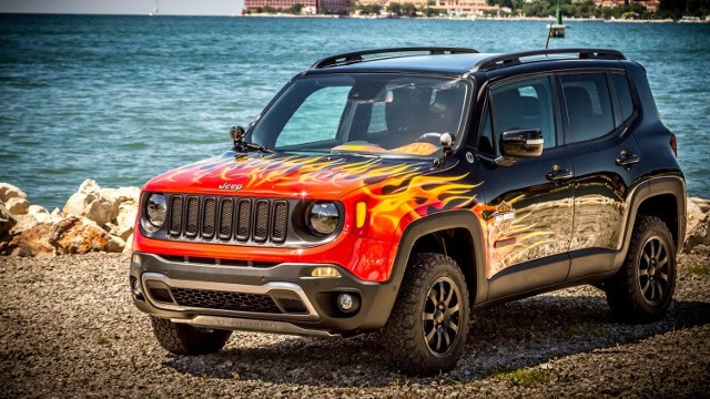 Jeep Renegade Harley Davidson Jeep trafił do specjalistów od malowania z Garage Italia Customs. Ci postarali się o ogniste malowanie dla auta. Ognisty, pomarańczowo-czerwony kolor obecny jest również we wnętrzu. Pomarańczowe motywy i przeszycia kontrastują z ciemną tapicerką ze skóry.Fot. Jeep