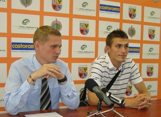 Tę ekipę, z tym trenerem stać, by walczyć o awans - zapewnia nowy nabytek Chrobrego Krzysztof Kotlarski(po prawej).