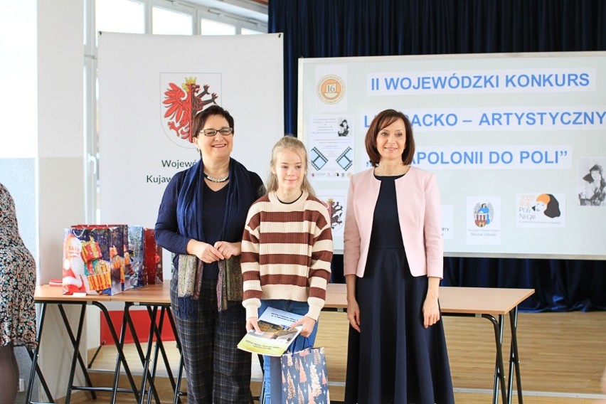 Nagrody w konkursie wręczała Maria Mazurkiewicz,...