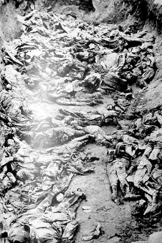 Jeden z katyńskich "dołów śmierci&#8221;. Zdjęcie zrobili Niemcy w kwietniu 1943 roku.