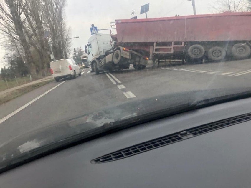 Sitaniec: Naczepa ciężarówki wpadła do rowu. Były utrudnienia w ruchu