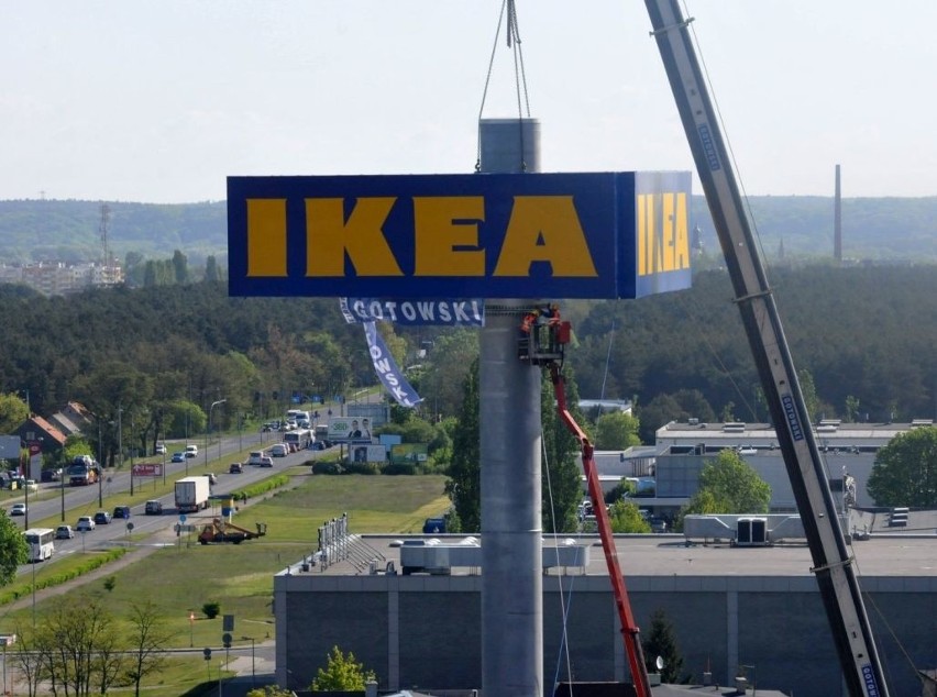 IKEA wyrasta w Bydgoszczy ponad miasto. Zamontowano logo sklepu [zobacz zdjęcia]