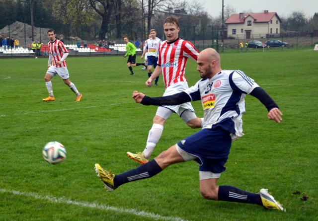 Dawid Dynarek (Soła) stara się oszukać Patryka Moskala (Cracovia II).