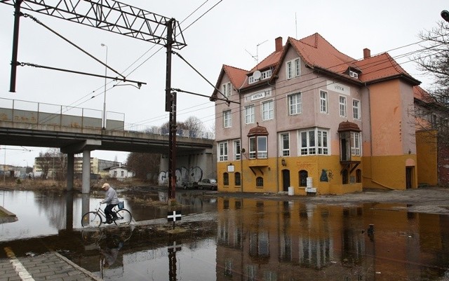 Dworzec kolejowy w Ustce po każdym deszczu wygląda tak.