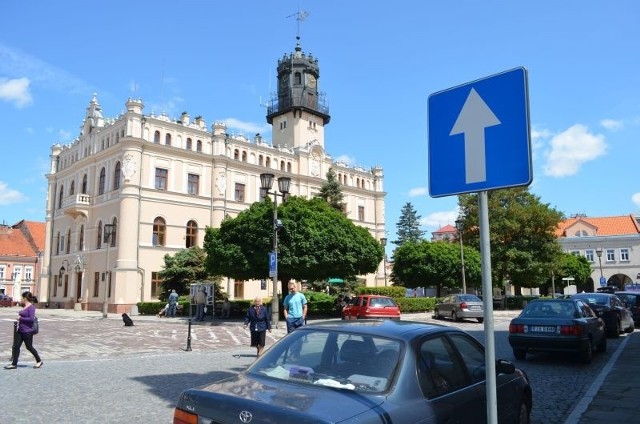 Od niedawna znaki zezwalają na przejazd samochodami przez rynek wzdłuż kamienicy Orsettich