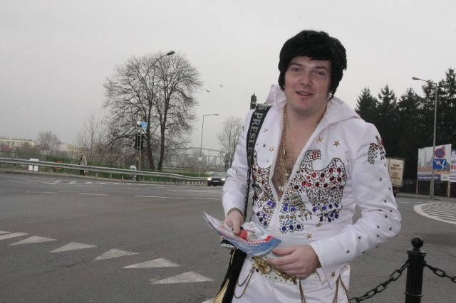Dla Wojciecha Sosnowskiego naśladowanie Elvisa to wielka pasja. Teraz w peruce, ubrany w biały garnitur, ozdobiony kilkoma tysiącami ćwieków i złotymi ozdobami rozdaje swoje ulotki wyborcze