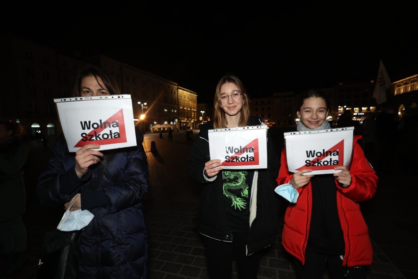 Protest w Krakowie przeciwko zmianom w prawie oświatowym
