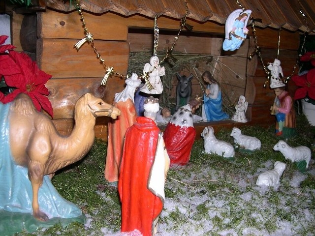 Najciekawszą świąteczną ozdobą w ogrodzie państwa Mrozów jest szopka betlejemska.