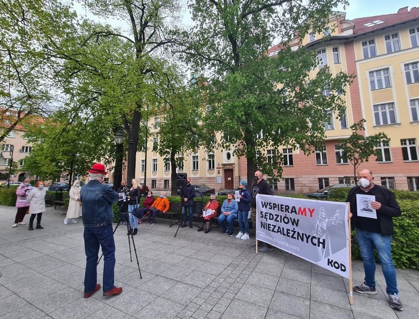 Manifestacja przed Sądem Okręgowym w Opolu. Tym razem w...