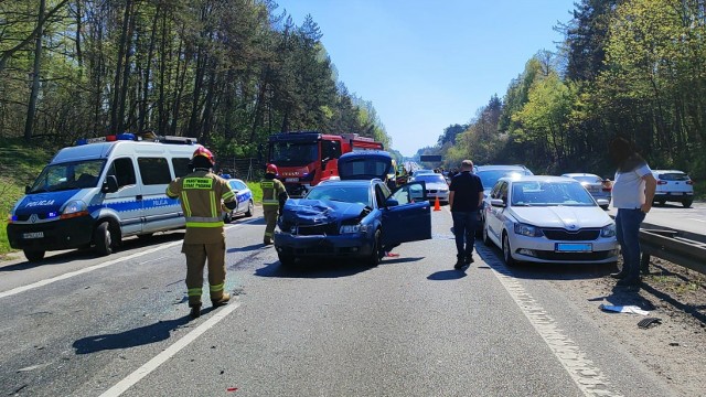 Groźny wypadek na Obwodnicy Trójmiasta w kierunku GdyniW akcji ratowniczej brał udział śmigłowiec LPR