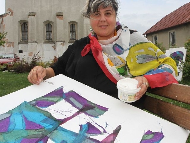 Elvira Cemortan-Volosin z Młodawii po raz czwarty gości w Szydłowie. W swoich pracach wykorzystuje między innymi tkaninę.