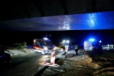 Wypadek przy wiadukcie Alei Wielkiej Wyspy we Wrocławiu. Auto wypadło z drogi na plac budowy