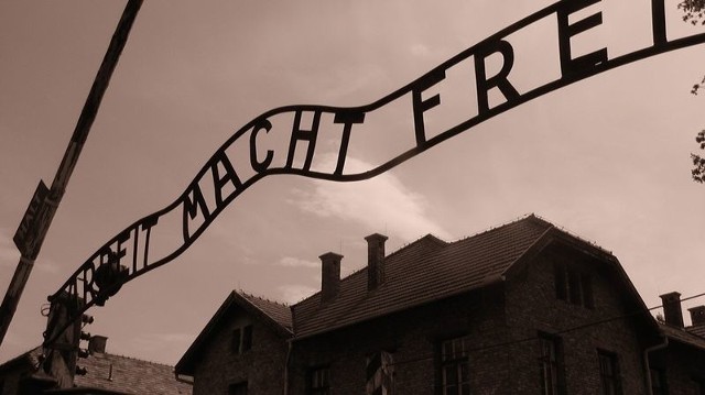 Napis "Arbeit macht frei" w Auschwitz.