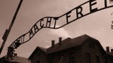 Zatrzymano złodziei tablicy z Auschwitz. Napis "Arbeit macht frei" pocięty na trzy kawałki