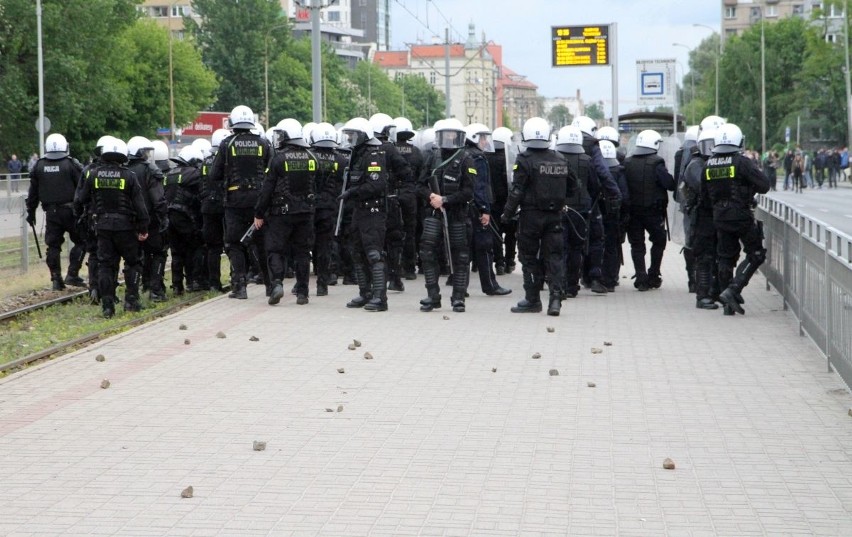 Zamieszki na Legnickiej po śmierci w komisariacie. Rzucali kamieniami w policję