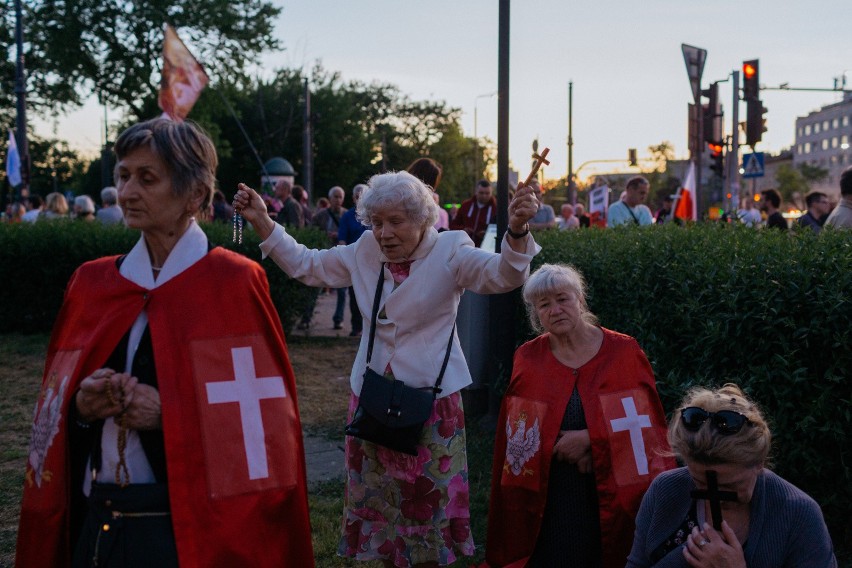 PROTEST PRZECIWKO KLĄTWIE PRZED TEATREM POWSZECHNYM