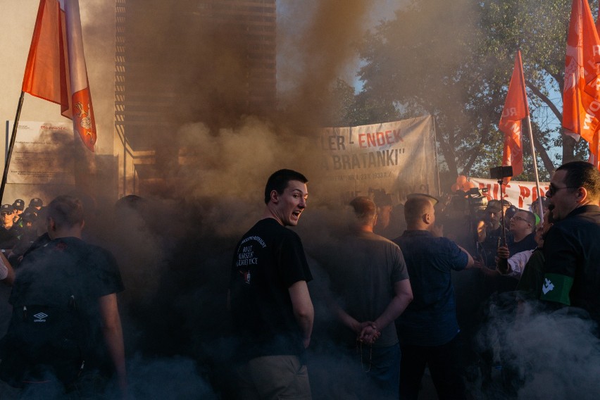 PROTEST PRZECIWKO KLĄTWIE PRZED TEATREM POWSZECHNYM