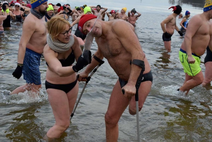 W niedzielę w Gnieźnie pobito rekord w morsowaniu. Do...