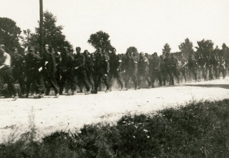 Żołnierze AK w marszu do powstańczej Warszawy