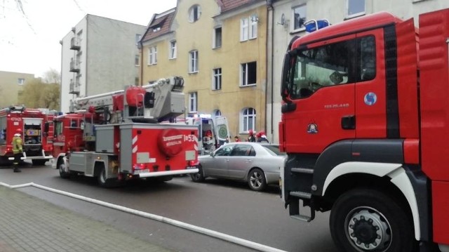 W jednym z mieszkań budynku wielorodzinnego przy ul. 1 Maja w Lęborku doszło do pożaru w wyniku którego jeden z lokatorów z poparzeniami i objawami podtrucia dymem trafił do szpitala. Na szczęście pożar został szybko opanowany.