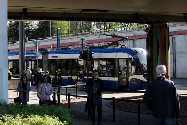 Działania MPK SA, związane z rozdawaniem maseczek, mają zwrócić uwagę na obowiązujące zasady bezpieczeństwa w tramwajach, autobusach