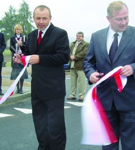 - Mam nadzieję, że za rok będziemy otwierać kolejny odcinek zmodernizowanej drogi - mówił wicemarszałek Ignacy Jasionowski (z prawej)