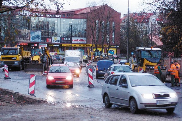 W miejscu, gdzie powstaje tzw. rondo turbinowe, codziennie można zobaczyć robotników i ciężki sprzęt. Kierowcy powinni zachować szczególną ostrożność, żeby uniknąć stłuczki z innymi pojazdami.