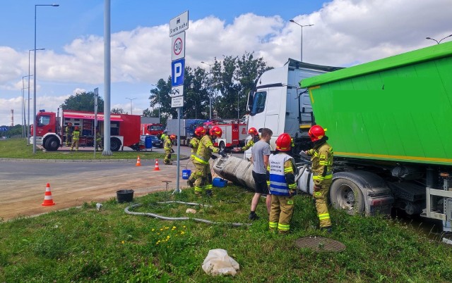 Z rozlanym paliwem starali się uporać strażacy z Rudy Śląskiej i Gliwic.