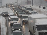 Trudne warunki na drogach w Łodzi! Śnieg i marznący deszcz. ZDJĘCIA. IMGW wydało ostrzeżenia dla kilku województw!