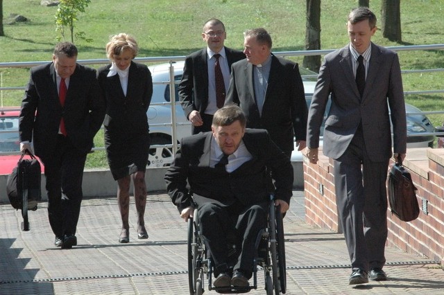 Poseł S. Piechota jest osobą niepełnosprawną. Na zdjęciu między innymi w towarzystwie sekretarza stanu Jarosława Dudy, posłanki Ewy Drozd i ks. Janusza Malskiego.