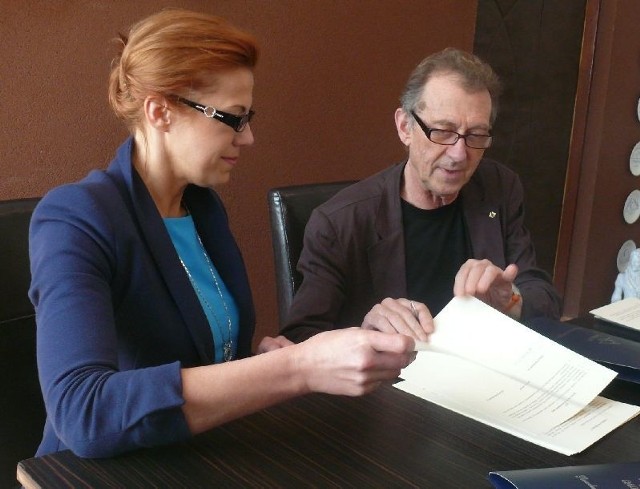 Prezes Zakładów Porcelany Ćmielow Inga Kamińska podpisała z Markiem Cecułą umowę o utworzeniu pracowni wzorniczej Ćmielów Design Studio.