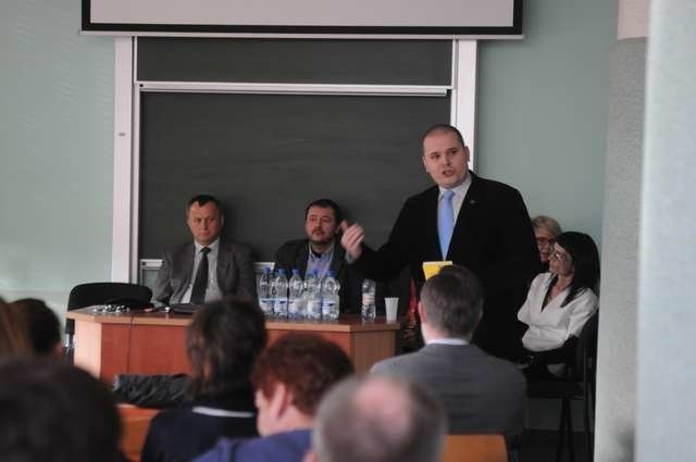 Dr Radosław Sojak (stoi) w trakcie debaty o aktywności obywatelskiej w kontekście sporu o Dom Harcerza