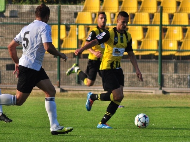 Szymon Martuś (z piłką) rozegrał kolejny dobry mecz w barwach Siarki Tarnobrzeg.