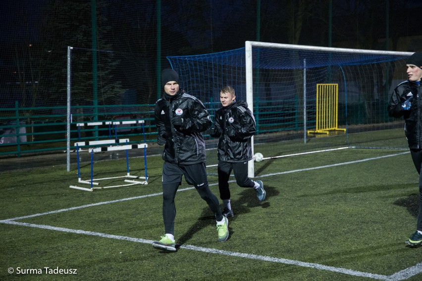 Piłkarze Błękitnych Stargard trenują na stadionie przy ulicy...