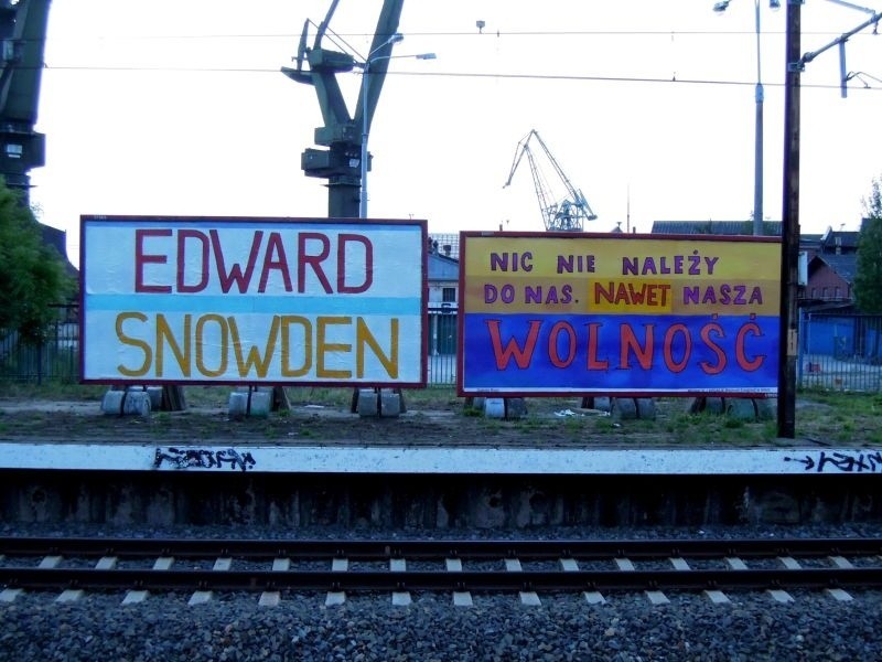 Gdańsk: Zniszczono prace, by bronić Snowdena [ZDJĘCIA]