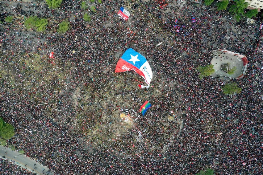 Chile: Ogromne demonstracje, zamieszki i starcia z policją....