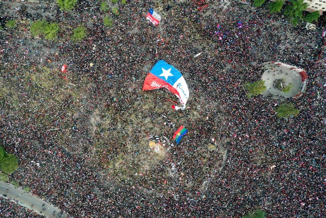 Chile: Ogromne demonstracje, zamieszki i starcia z policją. Miliony osób protestują na ulicach Santiago