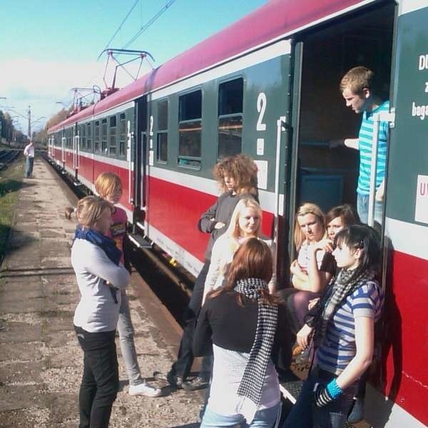 Licealiści z Gliwic utknęli na stacji kolejowej w...