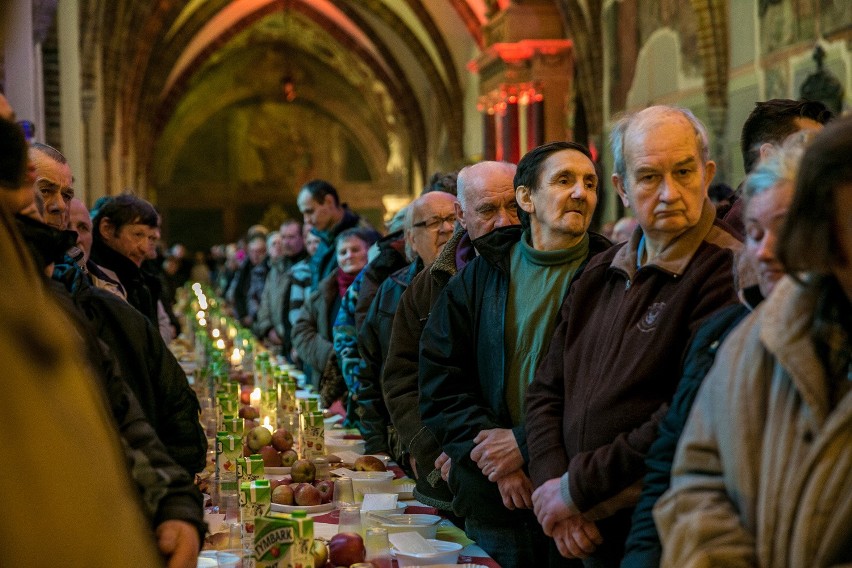 Święta u franciszkanów, czyli wigilia na 800 osób, żywa szopka i jasełka [ZDJĘCIA]