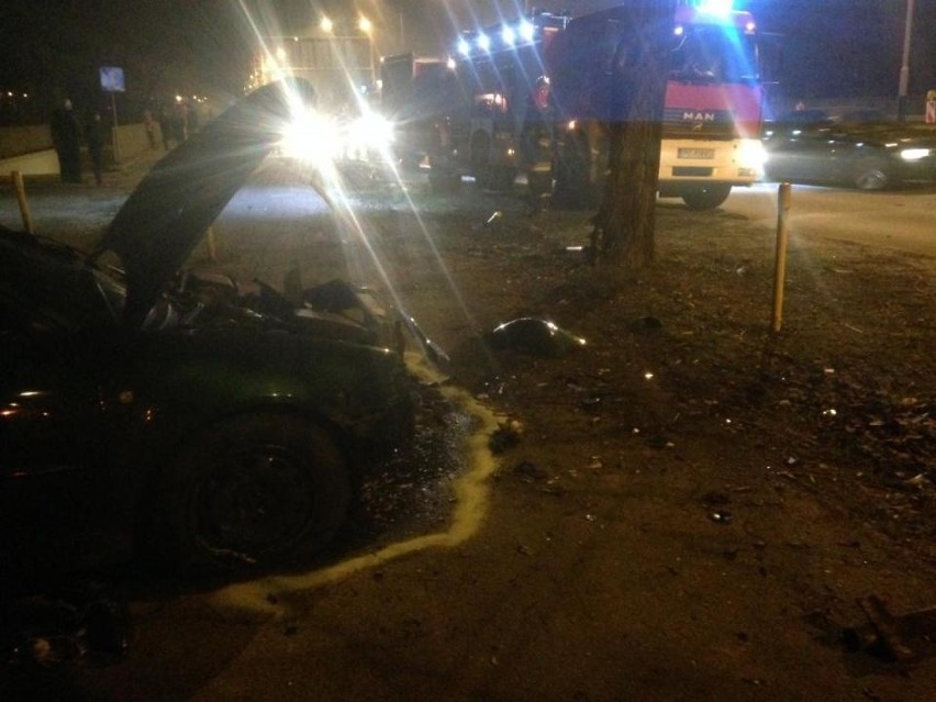 Wypadek na Dąbrowskiego. Samochód uderzył w drzewo