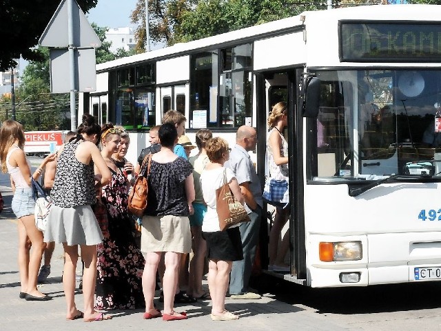 Autobus linii 106 odjeżdża z ul. Odrodzenia na Kamionki cztery razy dziennie. Zwykle jest zatłoczony