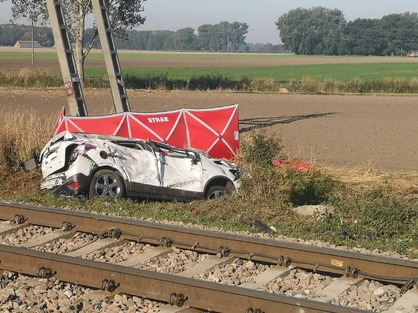 Okazało się, że samochód osobowy uderzył w bok pociągu...